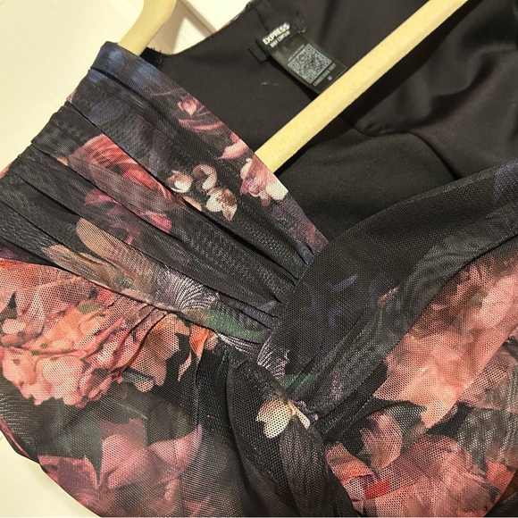 Express Ruched Floral Top - Picture 2 of 4